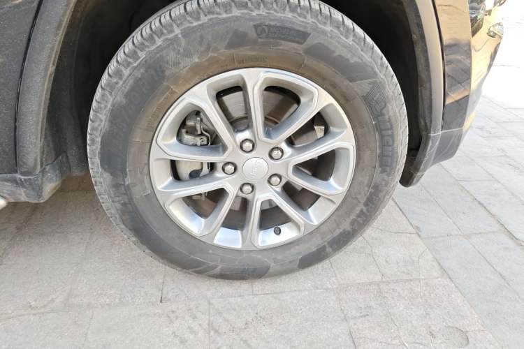Used Jeep Grand Cherokee 2014 3.0L Comfort Navigation Edition Right Front Wheel Hub