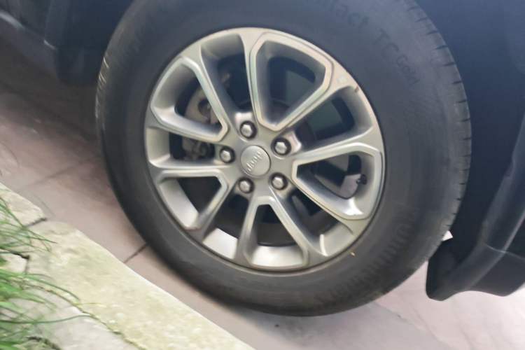 Used Jeep Grand Cherokee 2014 3.0L Comfort Navigation Edition Right Front Wheel Hub