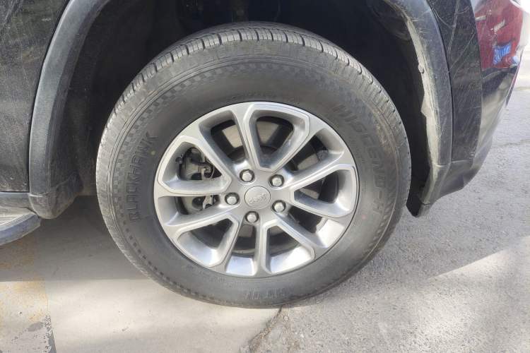 Used Jeep Grand Cherokee 2014 3.0TD Diesel Comfort Navigation Version Right Front Wheel Hub