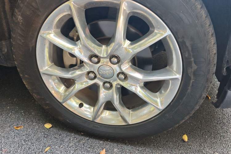 Used Jeep Grand Cherokee 2014 3.0L Flagship Zunyue Edition Right Front Wheel Hub