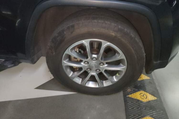 Used Jeep Grand Cherokee 2014 3.0L Comfort Navigation Edition Right Front Wheel Hub
