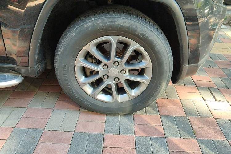 Used Jeep Grand Cherokee 2014 3.0TD Diesel Comfort Navigation Version Right Front Wheel Hub