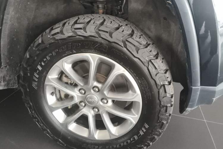 Used Jeep Grand Cherokee 2014 3.6L Elite Navigation Edition Right Front Wheel Hub