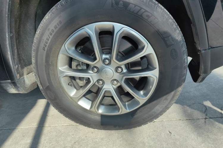 Used Jeep Grand Cherokee 2014 3.0L Comfort Navigation Edition Right Front Wheel Hub