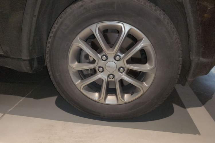 Used Jeep Grand Cherokee 2014 3.0L Comfort Navigation Edition Right Front Wheel Hub