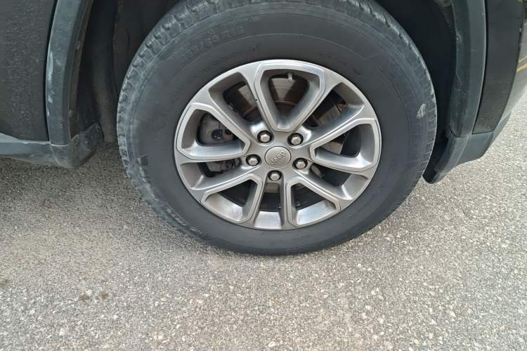 Used Jeep Grand Cherokee 2014 3.0L Comfort Navigation Edition Right Front Wheel Hub