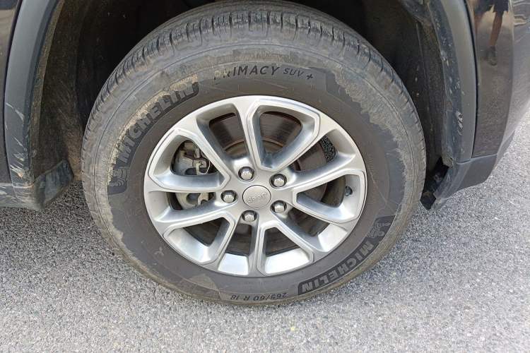 Used Jeep Grand Cherokee 2014 3.6L Elite Navigation Edition Right Front Wheel Hub