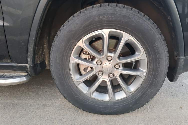 Used Jeep Grand Cherokee 2014 3.0L Comfort Navigation Edition Right Front Wheel Hub
