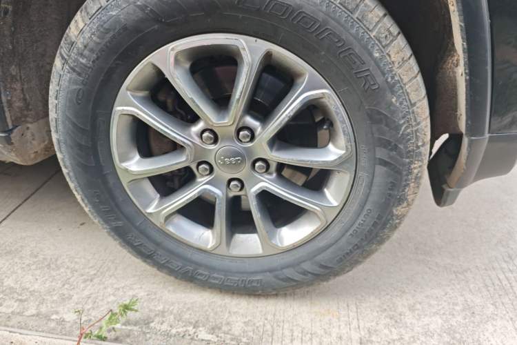 Used Jeep Grand Cherokee 2014 3.6L Elite Navigation Edition Right Front Wheel Hub