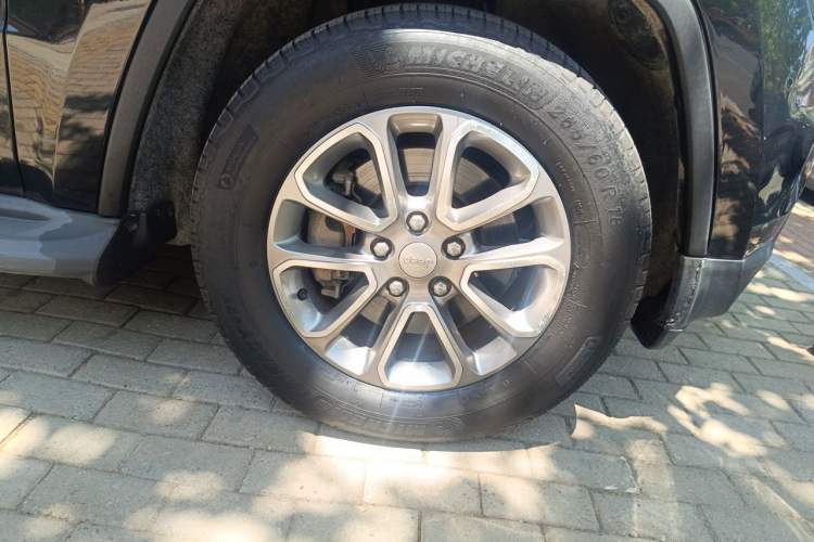 Used Jeep Grand Cherokee 2014 3.0L Comfort Navigation Edition Right Front Wheel Hub