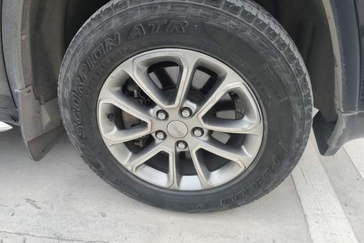 Used Jeep Grand Cherokee 2014 3.6L Elite Navigation Edition Right Front Wheel Hub