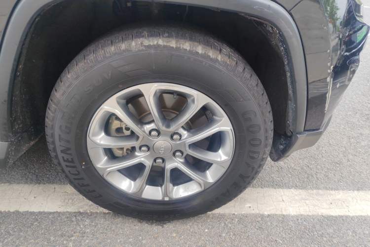 Used Jeep Grand Cherokee 2014 3.6L Elite Navigation Edition Right Front Wheel Hub