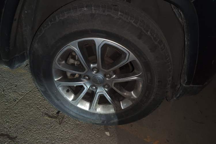Used Jeep Grand Cherokee 2014 3.0L Comfort Navigation Edition Right Front Wheel Hub