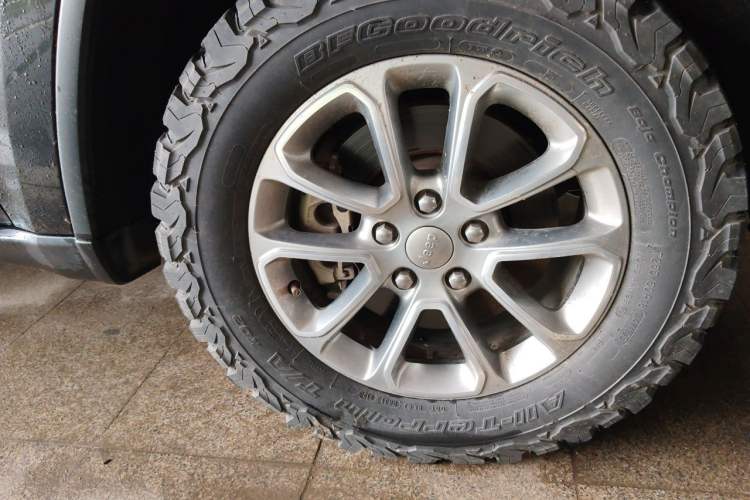 Used Jeep Grand Cherokee 2014 3.0L Comfort Navigation Edition Right Front Wheel Hub