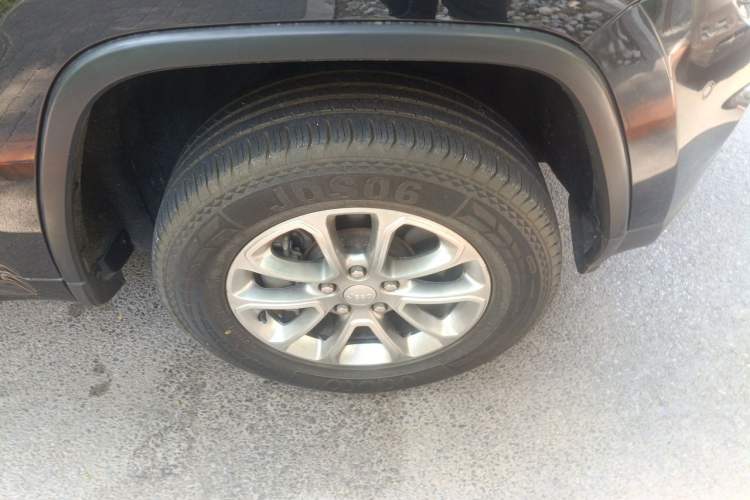 Used Jeep Grand Cherokee 2014 3.6L Elite Navigation Edition Right Front Wheel Hub