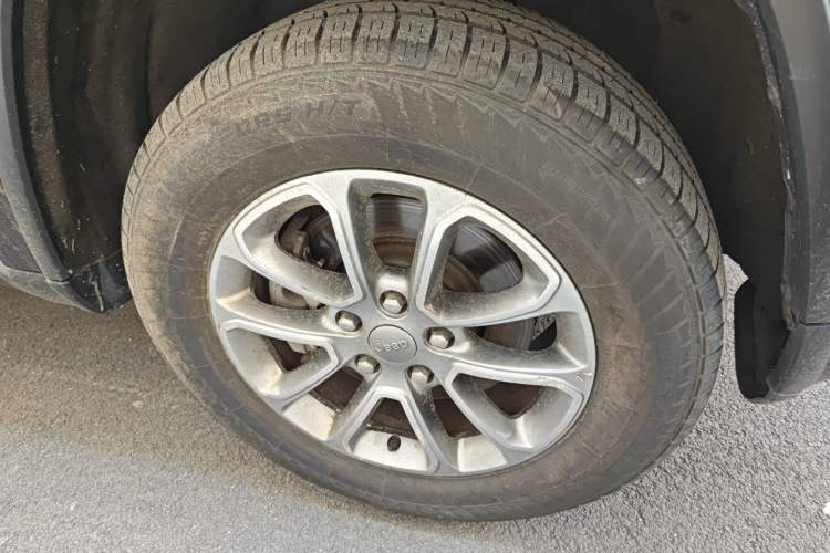 Used Jeep Grand Cherokee 2014 3.6L Elite Navigation Edition Right Front Wheel Hub