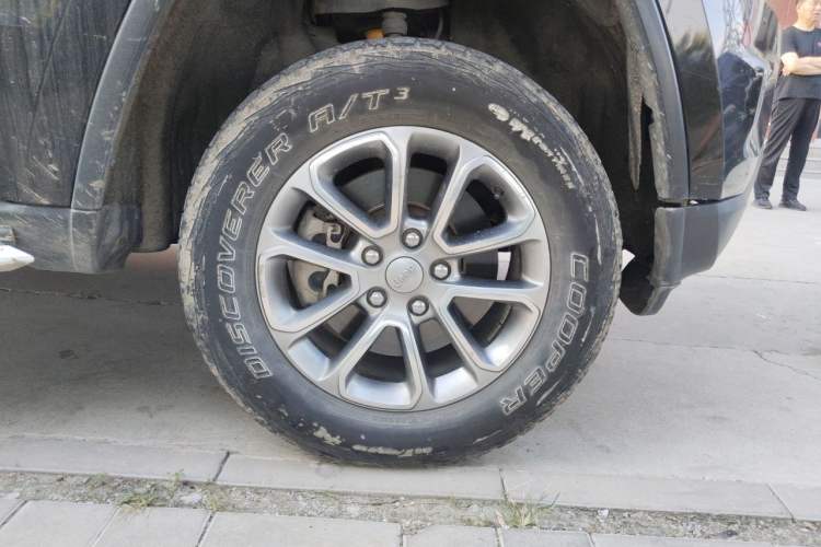 Used Jeep Grand Cherokee 2014 3.0L Comfort Navigation Edition Right Front Wheel Hub