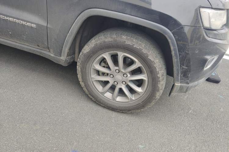 Used Jeep Grand Cherokee 2014 3.6L Elite Navigation Edition Right Front Wheel Hub