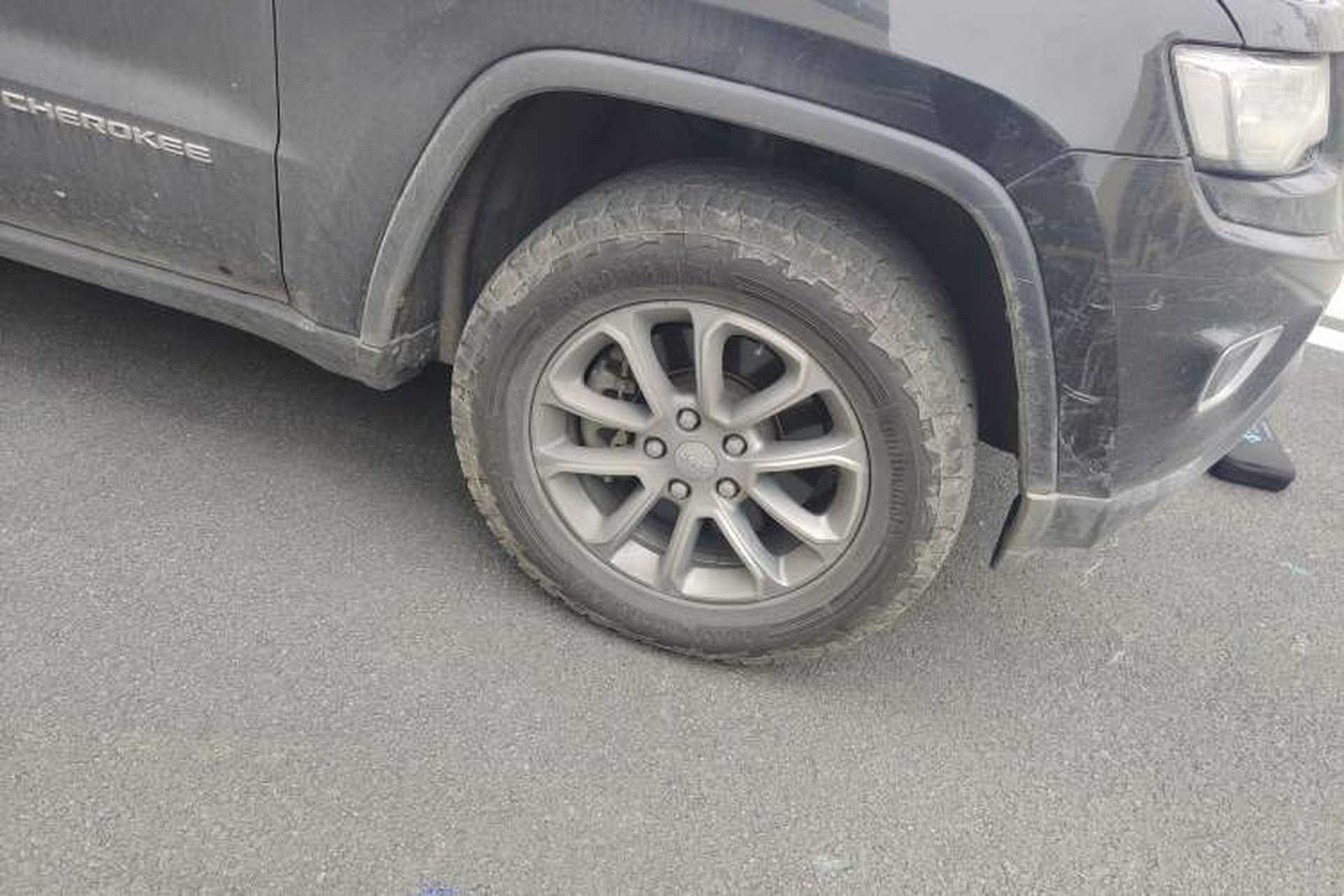 Used Jeep Grand Cherokee 2014 3.6L Elite Navigation Edition Right Front Wheel Hub