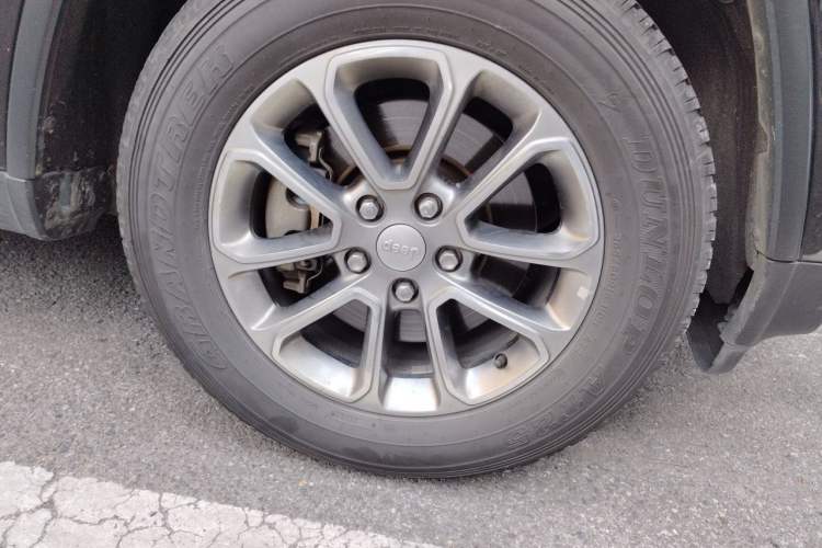 Used Jeep Grand Cherokee 2014 3.6L Elite Navigation Edition Right Front Wheel Hub