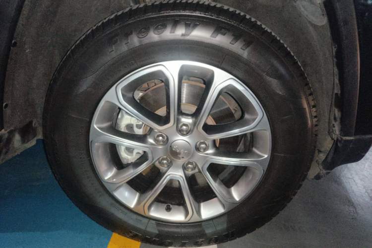 Used Jeep Grand Cherokee 2014 3.0TD Diesel Comfort Navigation Version Right Front Wheel Hub