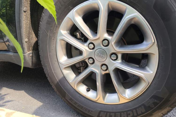Used Jeep Grand Cherokee 2014 3.0L Comfort Navigation Edition Right Front Wheel Hub