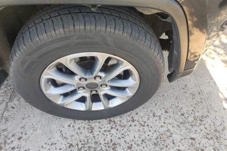 Used Jeep Grand Cherokee 2014 3.0TD Diesel Comfort Navigation Version Right Front Wheel Hub