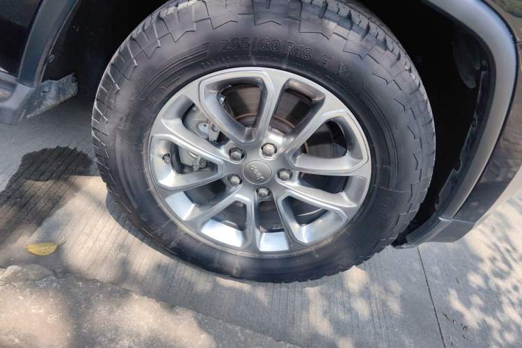 Used Jeep Grand Cherokee 2014 3.0L Comfort Navigation Edition Right Front Wheel Hub