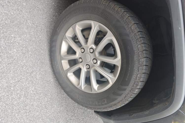 Used Jeep Grand Cherokee 2014 3.6L Elite Navigation Edition Right Front Wheel Hub