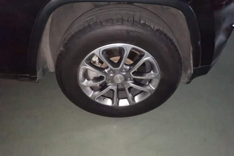 Used Jeep Grand Cherokee 2014 3.0L Comfort Navigation Edition Right Front Wheel Hub