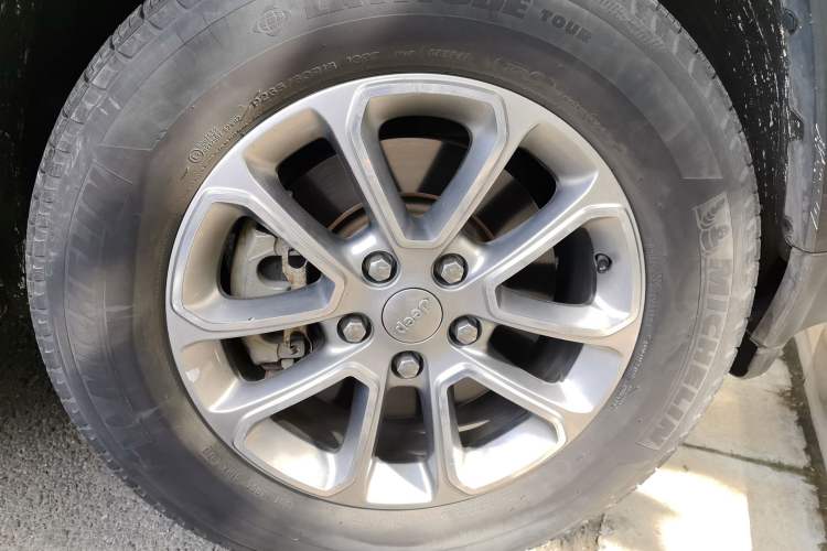 Used Jeep Grand Cherokee 2014 3.0TD Diesel Comfort Navigation Version Right Front Wheel Hub