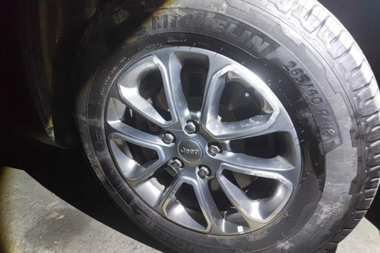 Used Jeep Grand Cherokee 2014 3.0L Comfort Navigation Edition Right Front Wheel Hub