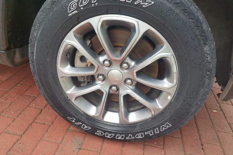 Used Jeep Grand Cherokee 2014 3.0L Comfort Navigation Edition Right Front Wheel Hub