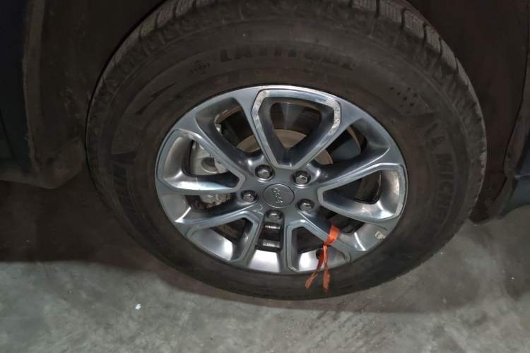 Used Jeep Grand Cherokee 2014 3.0L Comfort Navigation Edition Right Front Wheel Hub