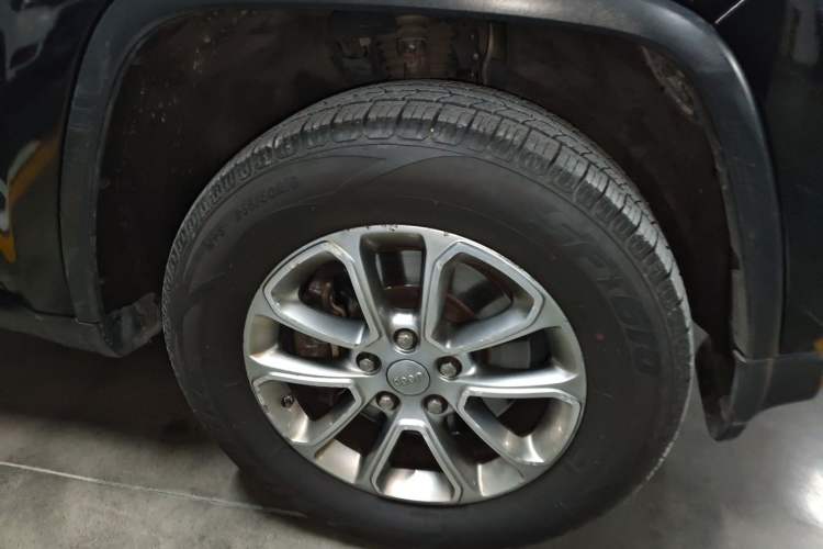 Used Jeep Grand Cherokee 2014 3.6L Elite Navigation Edition Right Front Wheel Hub