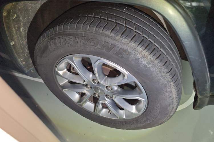 Used Jeep Grand Cherokee 2014 3.0L Comfort Navigation Edition Right Front Wheel Hub