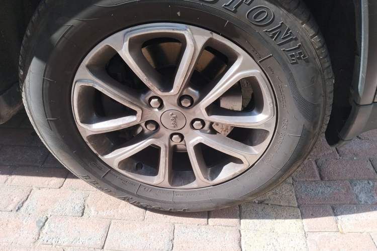 Used Jeep Grand Cherokee 2014 3.0L Comfort Navigation Edition Right Front Wheel Hub
