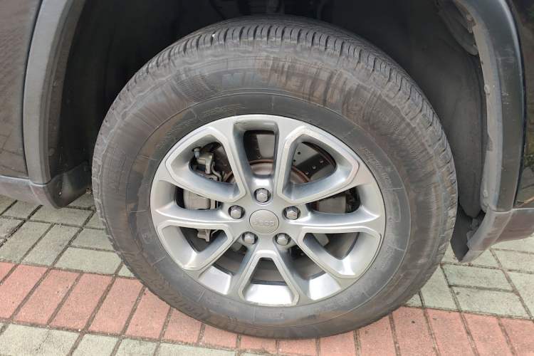 Used Jeep Grand Cherokee 2014 3.6L Elite Navigation Edition Right Front Wheel Hub