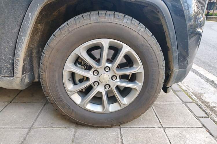 Used Jeep Grand Cherokee 2014 3.0TD Diesel Comfort Navigation Version Right Front Wheel Hub