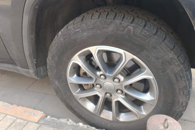 Used Jeep Grand Cherokee 2014 3.6L Elite Navigation Edition Right Front Wheel Hub