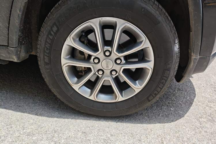 Used Jeep Grand Cherokee 2014 3.6L Elite Navigation Edition Right Front Wheel Hub