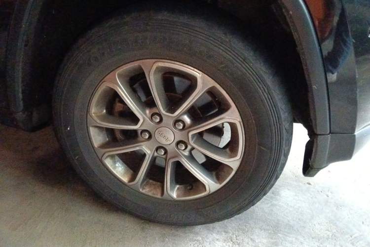 Used Jeep Grand Cherokee 2014 3.6L Elite Navigation Edition Right Front Wheel Hub