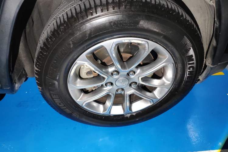 Used Jeep Grand Cherokee 2014 3.0L Comfort Navigation Edition Right Front Wheel Hub