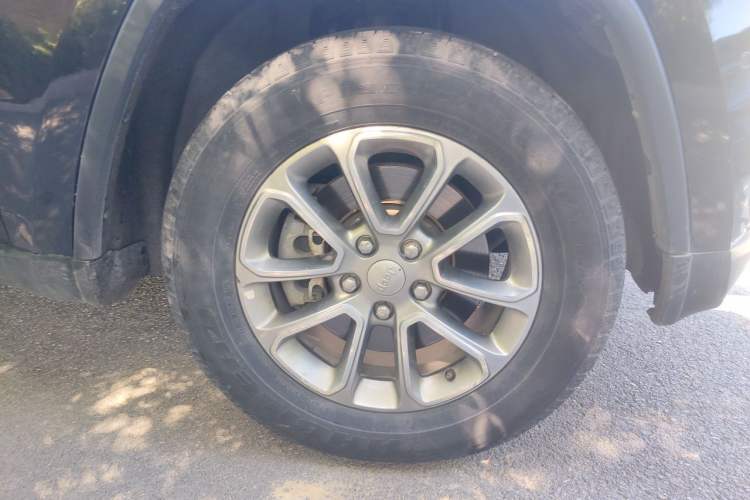 Used Jeep Grand Cherokee 2014 3.0L Comfort Navigation Edition Right Front Wheel Hub