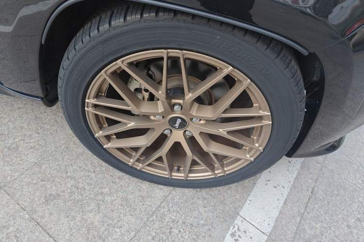 Used Jeep Grand Cherokee 2014 3.6L Comfort Navigation Edition Right Front Wheel Hub