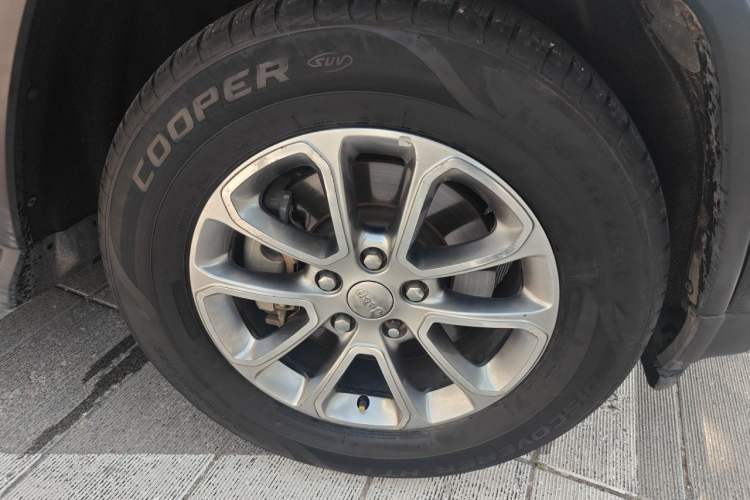 Used Jeep Grand Cherokee 2014 3.6L Comfort Navigation Edition Right Front Wheel Hub