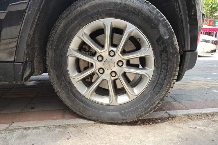 Used Jeep Grand Cherokee 2014 3.6L Comfort Navigation Edition Right Front Wheel Hub