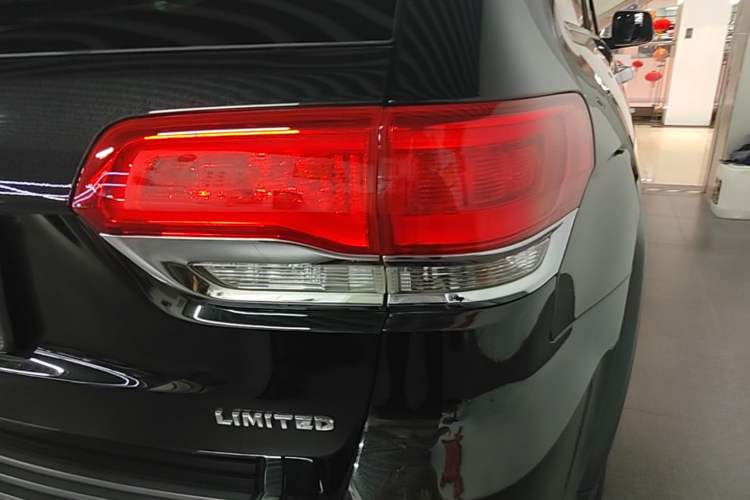 Used Jeep Grand Cherokee 2014 3.0L Comfort Navigation Edition Right Rear Taillight