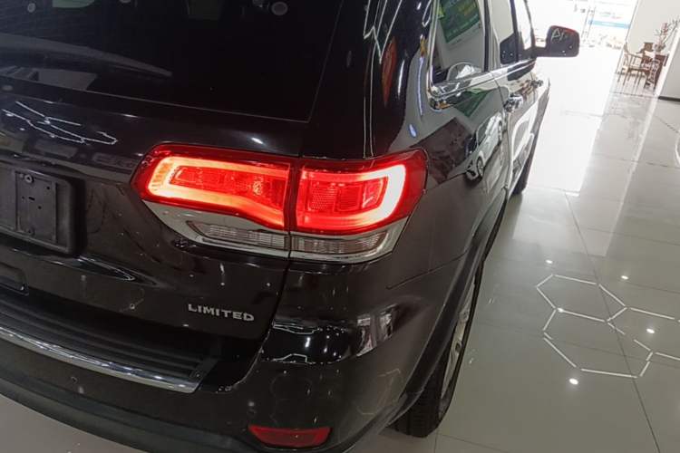 Used Jeep Grand Cherokee 2014 3.6L Elite Navigation Edition Right Rear Taillight