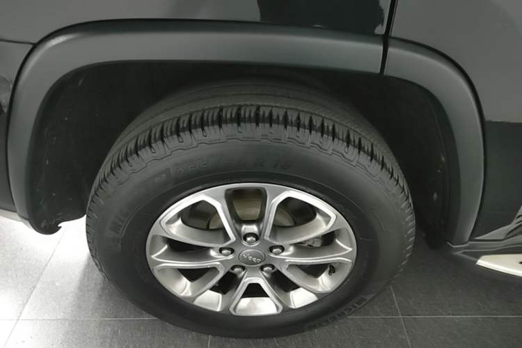 Used Jeep Grand Cherokee 2014 3.0L Comfort Navigation Edition Right Rear Wheel Hub